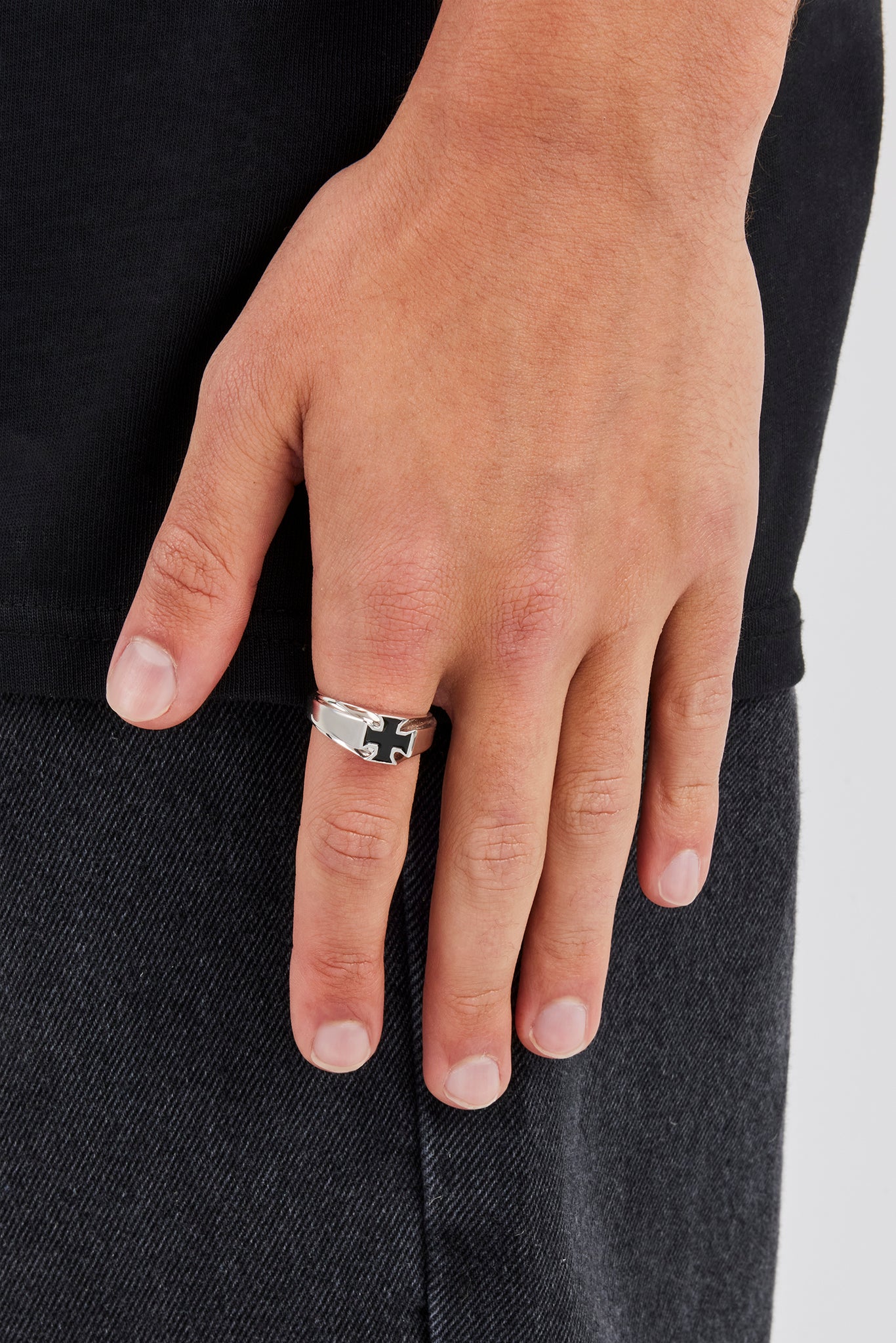 Siegelring mit Kreuz aus schwarzem Emaille – 10 mm